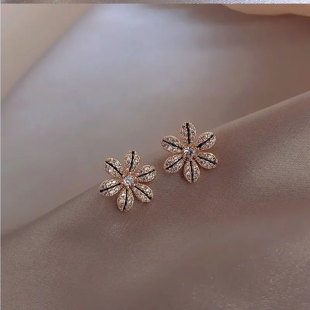 Gold Plated Rhinestoneā Small Earrings Minimalist Stud Earrings, Alloy & Resin
